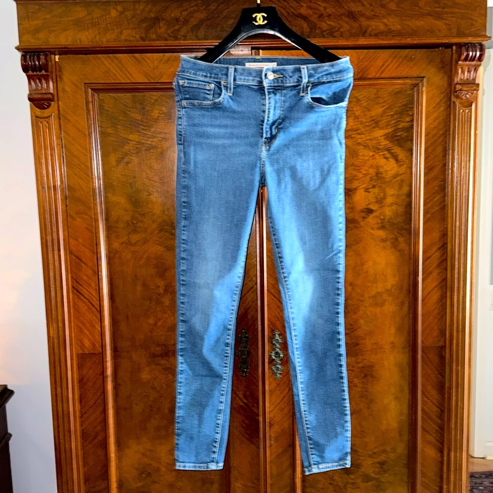 Ladies Levi 720 Super Skinny Jeans. Super stretch waist band size 28 waist.